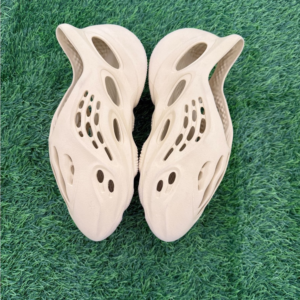 Adidas Yeezy Foam Runner “Sand” – Beige Slip-On Clogs